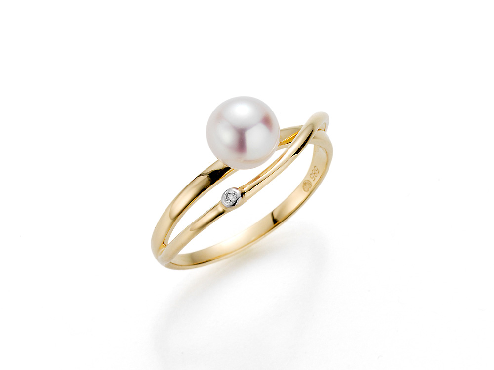 Filigraner Perlenring Gelbgold mit einem Diamant - Akoya rund weiß